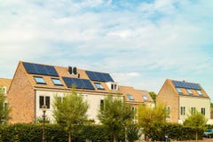 Neue niederländische Häuser mit Sonnenkollektoren stockfotos Neue niederländische Häuser mit Sonnenkollektoren stockfotos