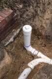 Neue PVC-Abwasserrohr-Linie installiert in Graben lizenzfreie stockfotos Neue PVC-Abwasserrohr-Linie installiert in Graben lizenzfreie stockfotos
