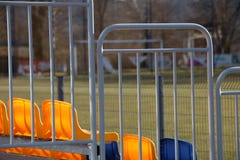 Neue Stände auf dem Fußballplatz des Metallhellen Baus mit Plastiksitzen in Blauem und in Gelbem Plätze für Fans im Stadion stockbild Neue Stände auf dem Fußballplatz des Metallhellen Baus mit Plastiksitzen in Blauem und in Gelbem Plätze für Fans im Stadion stockbild