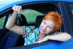 Neuer Treiber mit Taste vom Auto stockbild Neuer Treiber mit Taste vom Auto stockbild