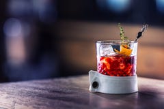 Neues Cocktailgetränk mit Eisfrucht- und -krautdekoration Alkoholiker, nicht alkoholisches Getränkgetränk am Barzähler in der Kne lizenzfreies stockfoto Neues Cocktailgetränk mit Eisfrucht- und -krautdekoration Alkoholiker, nicht alkoholisches Getränkgetränk am Barzähler in der Kne lizenzfreies stockfoto