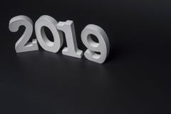 Neues Jahr zwei tausend neunzehn, weiße Zahlen auf einem schwarzen Hintergrund stockbild Neues Jahr zwei tausend neunzehn, weiße Zahlen auf einem schwarzen Hintergrund stockbild