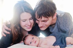 Neugeborene Babysitzungseltern Neugeborene Babysitzungseltern