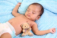 Neugeborenes Baby, das zusammen mit Teddybären schläft stockfotografie Neugeborenes Baby, das zusammen mit Teddybären schläft stockfotografie
