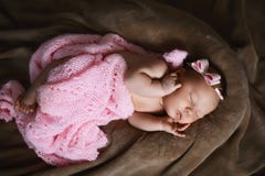Neugeborenes Babyschlafen nett, bedeckt mit dem weichen rosa Schal, ordentlich gefaltet unter einem Stift mit einem kleinen Kopf stockfotografie Neugeborenes Babyschlafen nett, bedeckt mit dem weichen rosa Schal, ordentlich gefaltet unter einem Stift mit einem kleinen Kopf stockfotografie