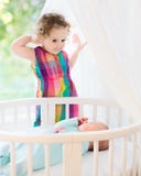 Neugeborenes Kind trifft seine Schwester lizenzfreie stockbilder Neugeborenes Kind trifft seine Schwester lizenzfreie stockbilder