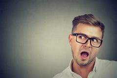 Neugieriger Mann, der auf Klatsch hört lizenzfreie stockfotografie Neugieriger Mann, der auf Klatsch hört lizenzfreie stockfotografie