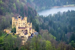 Neuschwanstein slott i en sommardag i Tyskland royaltyfri fotografi Neuschwanstein slott i en sommardag i Tyskland royaltyfri fotografi
