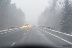 Nevada en los caminos públicos visión de primera persona, el conductor del coche en el camino nevado Bosque conífero a ambos lado imagen de archivo Nevada en los caminos públicos visión de primera persona, el conductor del coche en el camino nevado Bosque conífero a ambos lado imagen de archivo