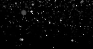A neve dando laços lasca-se resíduo metálico de queda no fundo preto com o espaço do texto para colocar o logotipo ou a cópia Com A neve dando laços lasca-se resíduo metálico de queda no fundo preto com o espaço do texto para colocar o logotipo ou a cópia Com