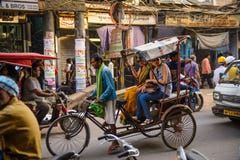 New Delhi, India - April 16, 2016: De riksjaruiter vervoerden passagier op 16 April, 2016 in New Delhi, India Cyclusriksja's royalty-vrije stock foto New Delhi, India - April 16, 2016: De riksjaruiter vervoerden passagier op 16 April, 2016 in New Delhi, India Cyclusriksja's royalty-vrije stock foto