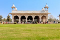 New Delhi, India - Februari 2019 De mensen brengen hun vrije tijd in de middag, v??r diwan-I-Khas door, het witte gebouw stock fotografie New Delhi, India - Februari 2019 De mensen brengen hun vrije tijd in de middag, v??r diwan-I-Khas door, het witte gebouw stock fotografie