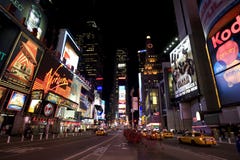 New York Broadway na noite foto de stock royalty free New York Broadway na noite foto de stock royalty free