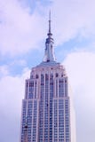 New York City - 25 de agosto de 2018: Visión que mira para arriba del Empire State Building en New York City foto de archivo New York City - 25 de agosto de 2018: Visión que mira para arriba del Empire State Building en New York City foto de archivo