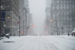 New York City Manhattan Midtowngata under snön under snöhäftig snöstorm i vinter Töm den 5th avenyn med ingen trafik arkivfoto New York City Manhattan Midtowngata under snön under snöhäftig snöstorm i vinter Töm den 5th avenyn med ingen trafik arkivfoto