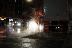 NEW YORK CITY - NOVEMBER 2019: natttrafik och rök i New York royaltyfri bild NEW YORK CITY - NOVEMBER 2019: natttrafik och rök i New York royaltyfri bild