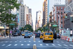 New York City, 2018: O tráfego das horas de ponta suporta em Manhattan imagem de stock royalty free New York City, 2018: O tráfego das horas de ponta suporta em Manhattan imagem de stock royalty free