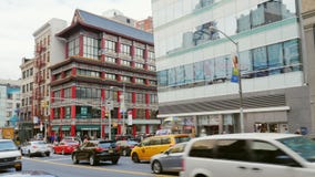 New York City USA - OKTOBER, 2016: Kineskvarter i Manhattan, New York Vägtrafik och byggnaden i kinesisk stil stock video New York City USA - OKTOBER, 2016: Kineskvarter i Manhattan, New York Vägtrafik och byggnaden i kinesisk stil stock video