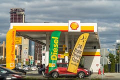 New York, de V.S. - 29 April, 2018: Shell-brandstofpost in Lower East Side, Manhattan stock afbeeldingen New York, de V.S. - 29 April, 2018: Shell-brandstofpost in Lower East Side, Manhattan stock afbeeldingen