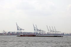 New York, de V.S. - 2 September, 2018: Zeehaven met kranen en dokken vroeg in de ochtend royalty-vrije stock afbeeldingen New York, de V.S. - 2 September, 2018: Zeehaven met kranen en dokken vroeg in de ochtend royalty-vrije stock afbeeldingen