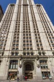 New York, NY/Etats-Unis - mars 29, 2015 : Tir vertical extérieur de l'entrée avant sur le bâtiment de Woolworth localisé dedans photographie stock libre de droits New York, NY/Etats-Unis - mars 29, 2015 : Tir vertical extérieur de l'entrée avant sur le bâtiment de Woolworth localisé dedans photographie stock libre de droits