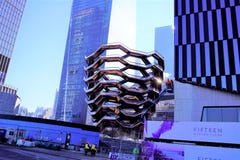 New York, New York/U.S.A. - 9 marzo 2019: Nave in costruzione, con i lavoratori fuori fotografia stock libera da diritti New York, New York/U.S.A. - 9 marzo 2019: Nave in costruzione, con i lavoratori fuori fotografia stock libera da diritti