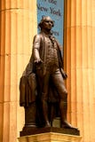 New York, U.S.A. - 2 settembre 2018: Facciata del Corridoio federale con Washington Statue sulla parte anteriore, Manhattan, New fotografia stock libera da diritti New York, U.S.A. - 2 settembre 2018: Facciata del Corridoio federale con Washington Statue sulla parte anteriore, Manhattan, New fotografia stock libera da diritti