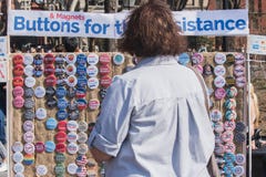 NEW YORK USA - APRIL 14, 2018: En försäljare som säljer anti--trumf politiska knappar i en parkera i New York City, arkivfoto NEW YORK USA - APRIL 14, 2018: En försäljare som säljer anti--trumf politiska knappar i en parkera i New York City, arkivfoto