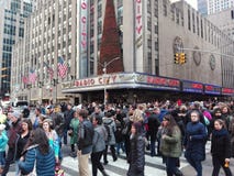 New York, USA, December 3, 2016: People crossing street in front of Radio City Music Hall royalty free stock photography New York, USA, December 3, 2016: People crossing street in front of Radio City Music Hall royalty free stock photography