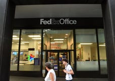 New York USA - Maj 26, 2018: Folket passerar nära av den Fedex offien arkivbild New York USA - Maj 26, 2018: Folket passerar nära av den Fedex offien arkivbild