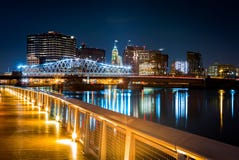 Newark, paisaje urbano de NJ por noche Imágenes de archivo libres de regalías Newark, paisaje urbano de NJ por noche Imágenes de archivo libres de regalías