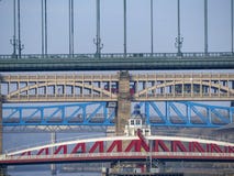 Newcastle sur Tyne, Angleterre, Royaume-Uni Les ponts au-dessus de la rivière Tyne à différents niveaux photo stock Newcastle sur Tyne, Angleterre, Royaume-Uni Les ponts au-dessus de la rivière Tyne à différents niveaux photo stock