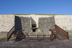 Newgrange na Irlanda fotografia de stock Newgrange na Irlanda fotografia de stock