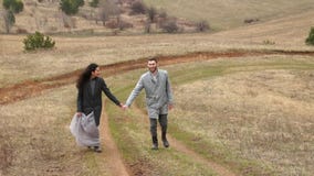 Newlyweds Γαμπρός και νύφη ζεύγος ευτυχές οικογένεια ευτυχής Άνδρας και γυναίκα απόθεμα βίντεο Newlyweds Γαμπρός και νύφη ζεύγος ευτυχές οικογένεια ευτυχής Άνδρας και γυναίκα απόθεμα βίντεο