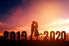 Newyear 2020 siluetea los pares jovenes felices para el concepto rom?ntico del A?o Nuevo fotos de archivo Newyear 2020 siluetea los pares jovenes felices para el concepto rom?ntico del A?o Nuevo fotos de archivo