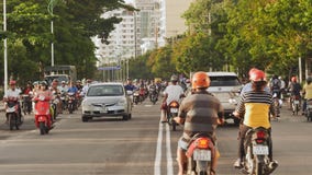NHA TRANG, VIETNAM - 1 DE OCTUBRE DE 2016: Transporte urbano en el d3ia El movimiento de motoristas Infraestructura de almacen de metraje de vídeo NHA TRANG, VIETNAM - 1 DE OCTUBRE DE 2016: Transporte urbano en el d3ia El movimiento de motoristas Infraestructura de almacen de metraje de vídeo