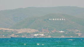 NHA TRANG, VIETNAM - 10. JANUAR 2017: Die berühmte Insel Vinpearl, Nha Trang, Vietnam stock video NHA TRANG, VIETNAM - 10. JANUAR 2017: Die berühmte Insel Vinpearl, Nha Trang, Vietnam stock video