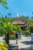 NHA TRANG, VIETNAME - 13 DE ABRIL DE 2019: Pagode longo do filho em Nha Trang com a estátua da Buda e de árvores tropicais fotografia de stock royalty free NHA TRANG, VIETNAME - 13 DE ABRIL DE 2019: Pagode longo do filho em Nha Trang com a estátua da Buda e de árvores tropicais fotografia de stock royalty free