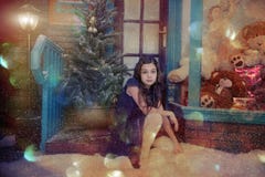 Niña De 9 A 10 Años Cerca De Una Tienda De Juguetes En Luces Hora De Navidad Imagen de archivo - Imagen de tienda, hora: 166180865