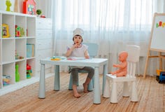 Niña De 3 Años De Edad Preescolar Jugando Al Doctor Con Muñecas. El Niño Hace Un Juguete Para Inyección Imagen de archivo - Imagen de niña, jugando: 157213949