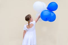 Ni?a feliz con los globos azules y blancos imágenes de archivo libres de regalías Ni?a feliz con los globos azules y blancos imágenes de archivo libres de regalías