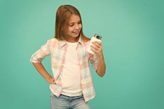 Ni?a feliz ni?o con el tarro poner crema vitaminas del control de la muchacha Belleza y moda peque?o ni?o de la muchacha con el p imagen de archivo libre de regalías Ni?a feliz ni?o con el tarro poner crema vitaminas del control de la muchacha Belleza y moda peque?o ni?o de la muchacha con el p imagen de archivo libre de regalías