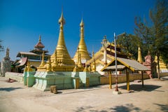 Ni Gaw Dar Yone pagoda w Nyaungshwe wiosce, Myanmar obrazy royalty free Ni Gaw Dar Yone pagoda w Nyaungshwe wiosce, Myanmar obrazy royalty free