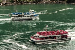 NIAGRA, Canada 06 d'ONTARIO 09 2017 touristes à bord de la domestique du bateau de brume aux chutes du Niagara Etats-Unis images stock NIAGRA, Canada 06 d'ONTARIO 09 2017 touristes à bord de la domestique du bateau de brume aux chutes du Niagara Etats-Unis images stock