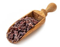 Nibs какао в лопаткоулавливателе на белой предпосылке стоковые фото Nibs какао в лопаткоулавливателе на белой предпосылке стоковые фото