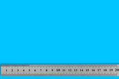 ?nica r?gua de precis?o do metal com d?gitos e escala no fundo azul imagens de stock royalty free ?nica r?gua de precis?o do metal com d?gitos e escala no fundo azul imagens de stock royalty free