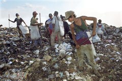Nicaraguans που εργάζονται στα απορρίματα πετούν, Μανάγουα στοκ εικόνα Nicaraguans που εργάζονται στα απορρίματα πετούν, Μανάγουα στοκ εικόνα