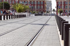 NICE FRANKRIKE - SEPTEMBER 02, 2017: Modern spårvagnstång på stället Massena - en av de huvudsakliga stadsfyrkanterna arkivfoton NICE FRANKRIKE - SEPTEMBER 02, 2017: Modern spårvagnstång på stället Massena - en av de huvudsakliga stadsfyrkanterna arkivfoton