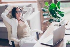 Nice, onafhankelijke, leuke vrouw in wit kostuum, formele slijtage, glasse stock afbeelding Nice, onafhankelijke, leuke vrouw in wit kostuum, formele slijtage, glasse stock afbeelding