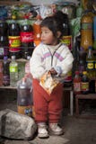 Nicht identifizierte einheimische Kinder im kleinen Dorf von San Pedro de Tiquina auf dem Titikaka See, Bolivien - Südamerika lizenzfreie stockfotografie Nicht identifizierte einheimische Kinder im kleinen Dorf von San Pedro de Tiquina auf dem Titikaka See, Bolivien - Südamerika lizenzfreie stockfotografie